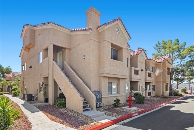 900 Heavenly Hills Ct in Las Vegas, NV - Building Photo - Building Photo