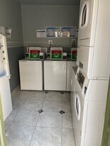 7533 Vineland Ave, Unit 8 in Los Angeles, CA - Building Photo