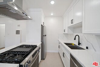 7209 Willoughby Ave in Los Angeles, CA - Building Photo - Building Photo