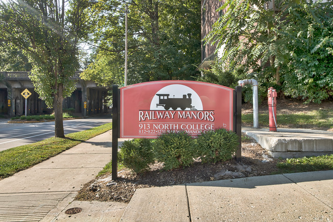 Railway Manor in Bloomington, IN - Foto de edificio - Building Photo