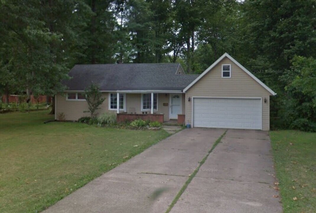 1027 Allen Ave in Ashtabula, OH - Building Photo