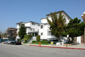 241 E Elmwood Ave in Burbank, CA - Building Photo - Building Photo