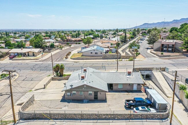 4555 Sun Valley Dr in El Paso, TX - Foto de edificio - Building Photo