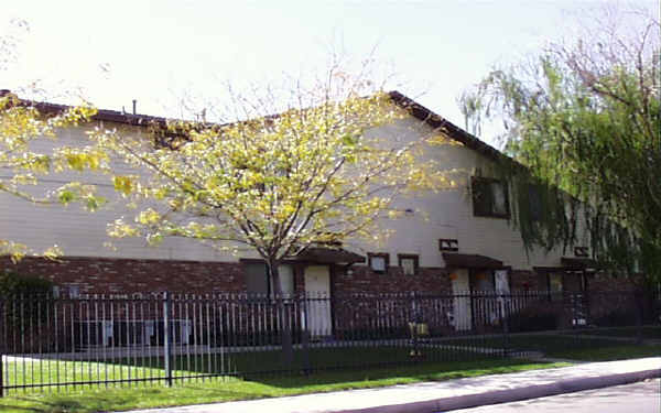 1050 E Ave. Q-3 in Palmdale, CA - Foto de edificio - Building Photo