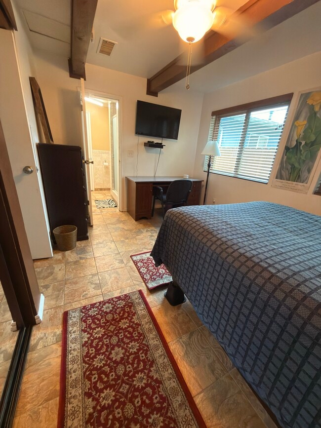 301 Broadway in Costa Mesa, CA - Foto de edificio - Building Photo