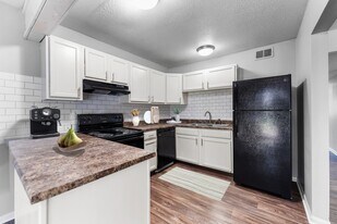 Treetop Lodge in Overland Park, KS - Building Photo
