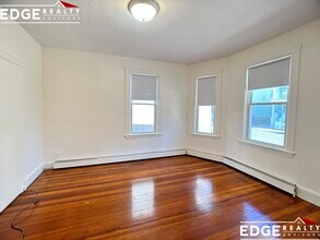 40 Brackett St, Unit 3 in Boston, MA - Foto de edificio - Building Photo
