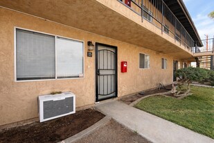 524 E Ave Q-12 in Palmdale, CA - Building Photo