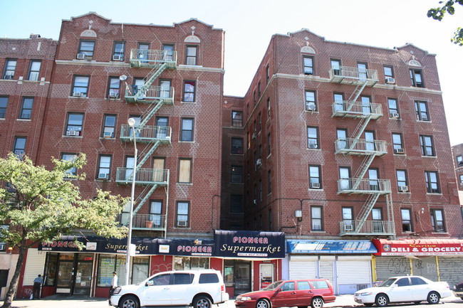 125-131 W Kingsbridge Rd in Bronx, NY - Building Photo - Building Photo