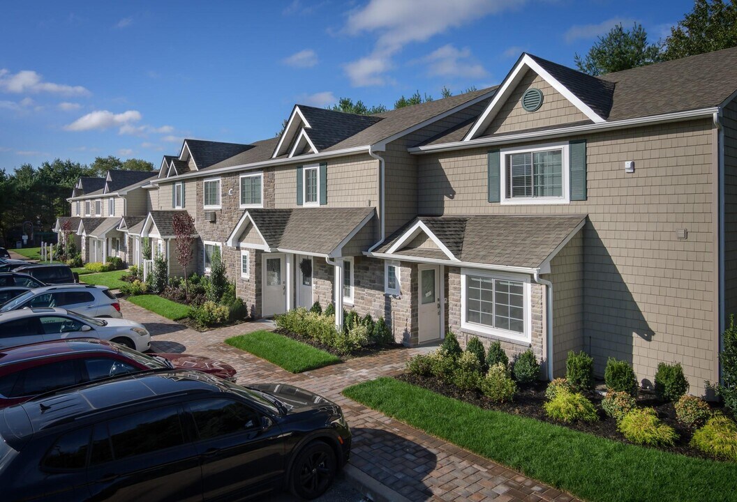 117 Cassa Loop in Holtsville, NY - Building Photo