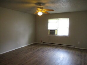 3600 Cannan Forest Dr, Unit 3600-D in Greensboro, NC - Building Photo - Building Photo