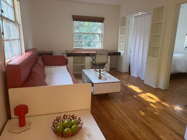 854 Sayre Ln in Los Angeles, CA - Building Photo - Building Photo