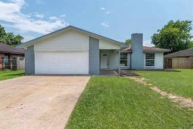 4915 Sassafras Ln in Beaumont, TX - Foto de edificio - Building Photo