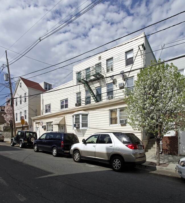316-320 68th St in West New York, NJ - Foto de edificio - Building Photo