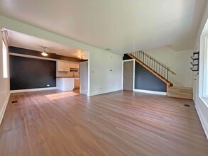 211 E Oneida Ave in Bartlett, IL - Building Photo - Building Photo