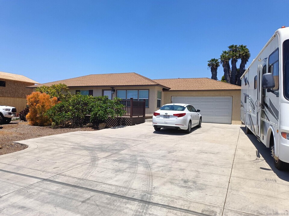 5225 Nannette St in Bonita, CA - Building Photo