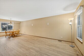 145 Knightsbridge Dr in Mundelein, IL - Building Photo - Building Photo