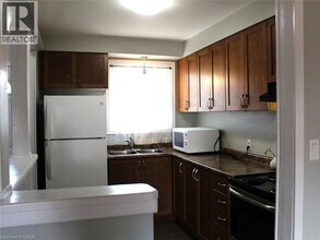 11 Colmar Pl in Hamilton, ON - Building Photo - Building Photo