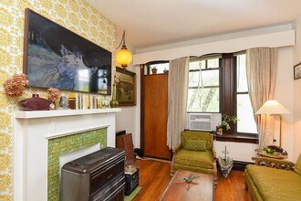 2819 W Shakespeare Ave, Unit 2F in Chicago, IL - Foto de edificio - Building Photo