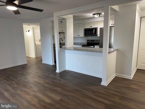 3502 Kingsley Ct-Unit -E in Pasadena, MD - Foto de edificio - Building Photo