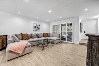 9552 Vía Venezia in Burbank, CA - Building Photo - Building Photo