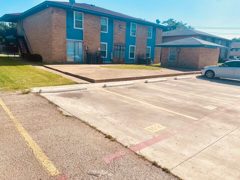 3024 Tudor Ln in Irving, TX - Building Photo