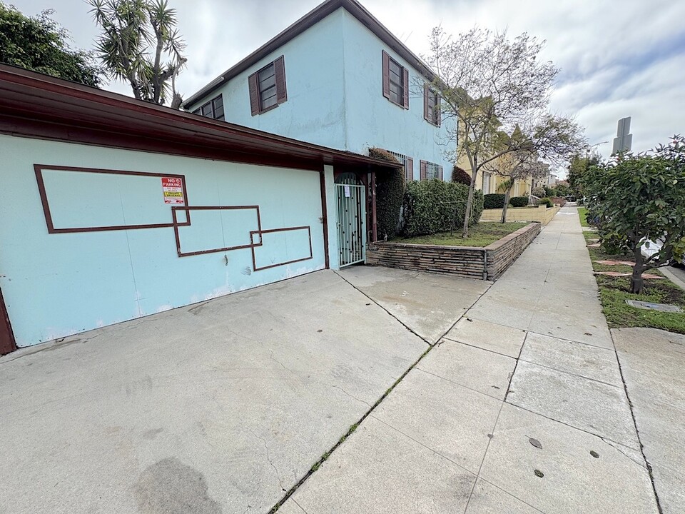 906 Alandele Ave, Unit 904 in Los Angeles, CA - Building Photo