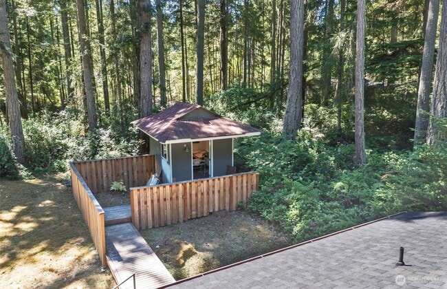 11124 Juniper Pl in Anderson Island, WA - Foto de edificio - Building Photo