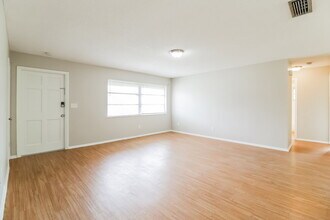 323 SE 47th St in Cape Coral, FL - Building Photo - Building Photo