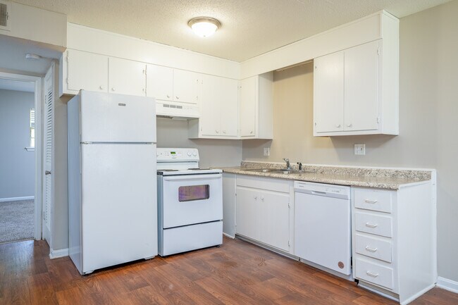Woodlawn Manor in Tuscaloosa, AL - Building Photo - Interior Photo