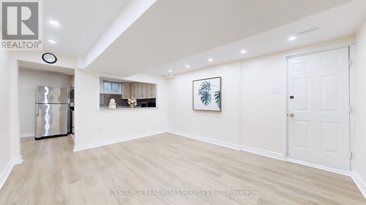 6 Queenscourt Dr in Toronto, ON - Building Photo