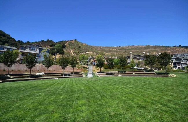 6492 Bayview Dr in Oakland, CA - Building Photo - Building Photo