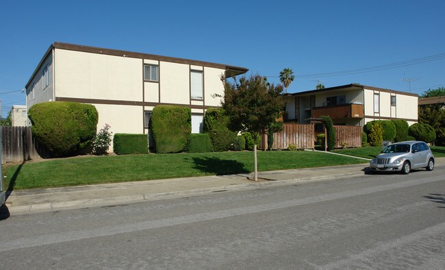 10193-10195 Park Cir W in Cupertino, CA - Foto de edificio - Building Photo