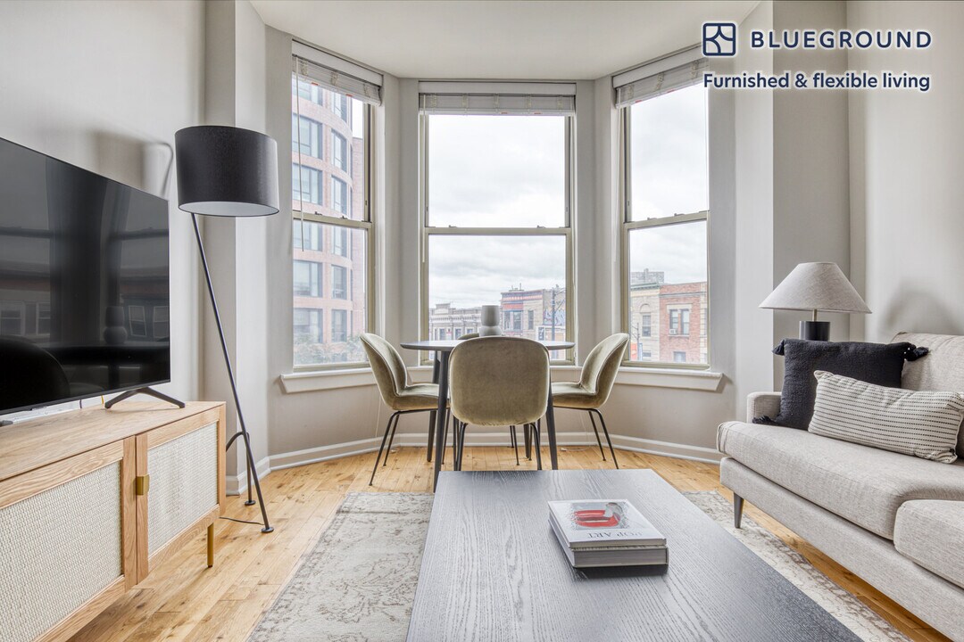 911 W School St-Unit -FL2-ID454 in Chicago, IL - Building Photo