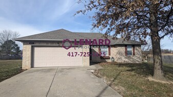 895 W Cambridge Ave in Nixa, MO - Building Photo