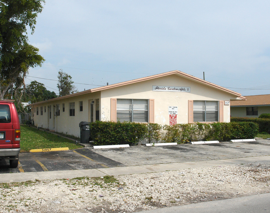 1917-1927 Grant St in Hollywood, FL - Building Photo