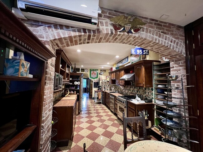 736 Washington St, Unit 1