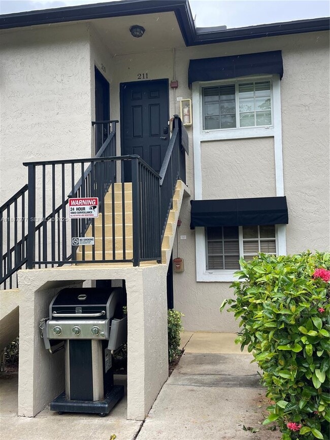 4000 Crystal Lake Dr in Pompano Beach, FL - Building Photo - Building Photo