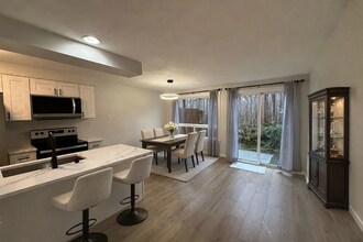 7812 196th St SW in Edmonds, WA - Foto de edificio - Building Photo