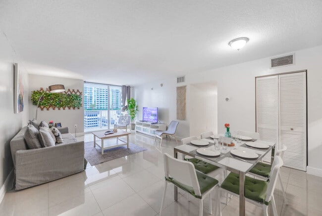 1200 Brickell Bay Dr in Miami, FL - Building Photo - Building Photo