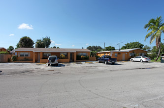 240-290 NW 40th St in Oakland Park, FL - Building Photo - Building Photo