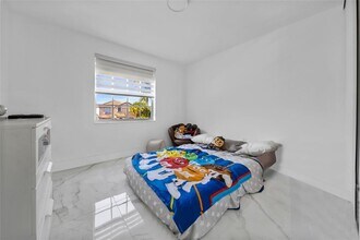365 NW 153rd Ln in Pembroke Pines, FL - Foto de edificio - Building Photo