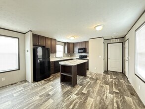 10610 State Rte 762 in Lockbourne, OH - Foto de edificio - Building Photo