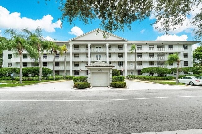 3710 Whitehall Dr, Unit 203 in West Palm Beach, FL - Foto de edificio - Building Photo
