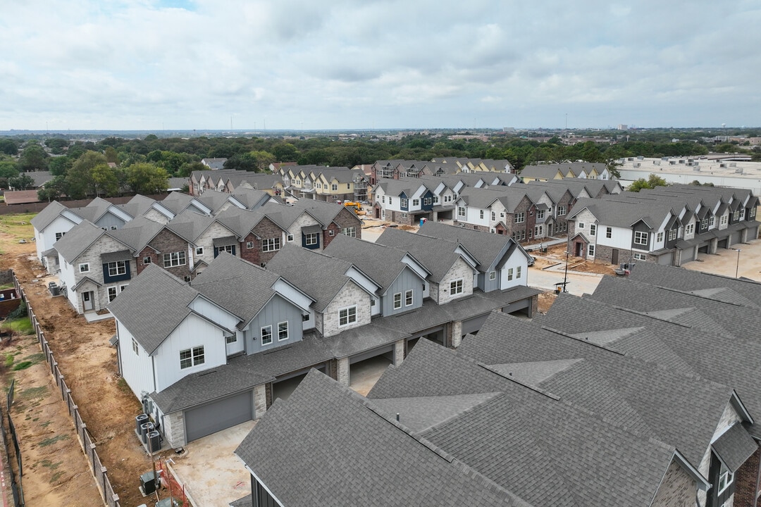 Parkwood Oaks in Bedford, TX - Foto de edificio