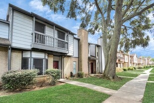12400 Brookglade Cir in Houston, TX - Building Photo