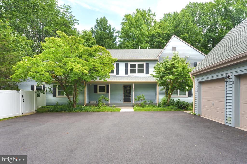 211 Ross Stevenson Cir in Princeton, NJ - Building Photo