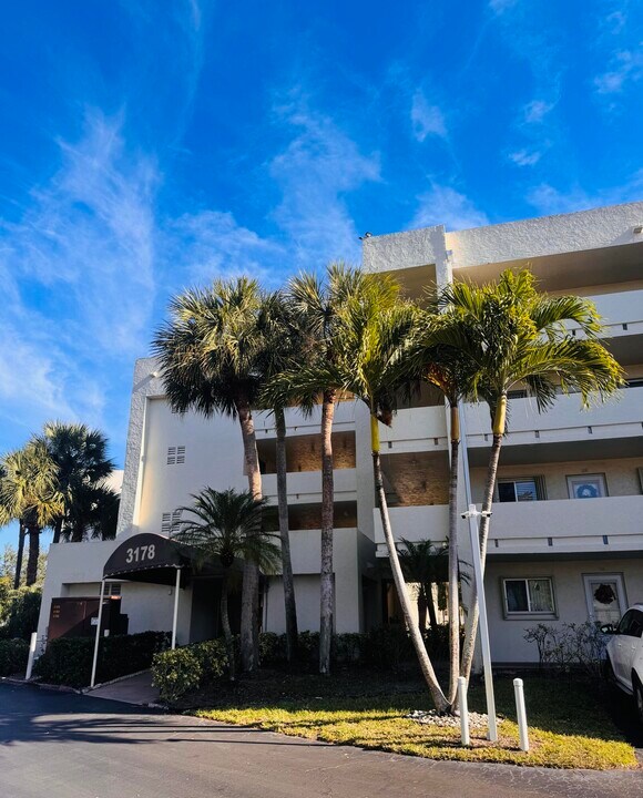 3178 Via Poinciana in Greenacres, FL - Building Photo