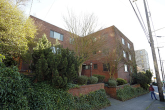 Highland Arms Apartments in Seattle, WA - Building Photo - Building Photo