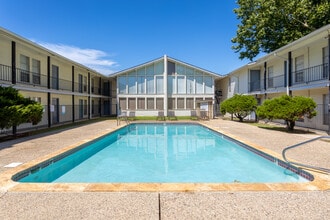 Whispering Oaks Apartments in Lafayette, LA - Building Photo - Building Photo